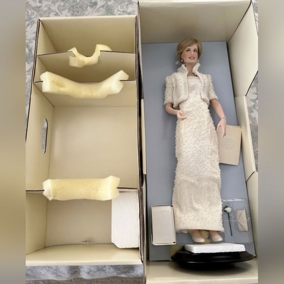 Franklin Mint Princess Of Wales Diana Porcelain Doll White Beaded Dress 17” NWT - Picture 2 of 6